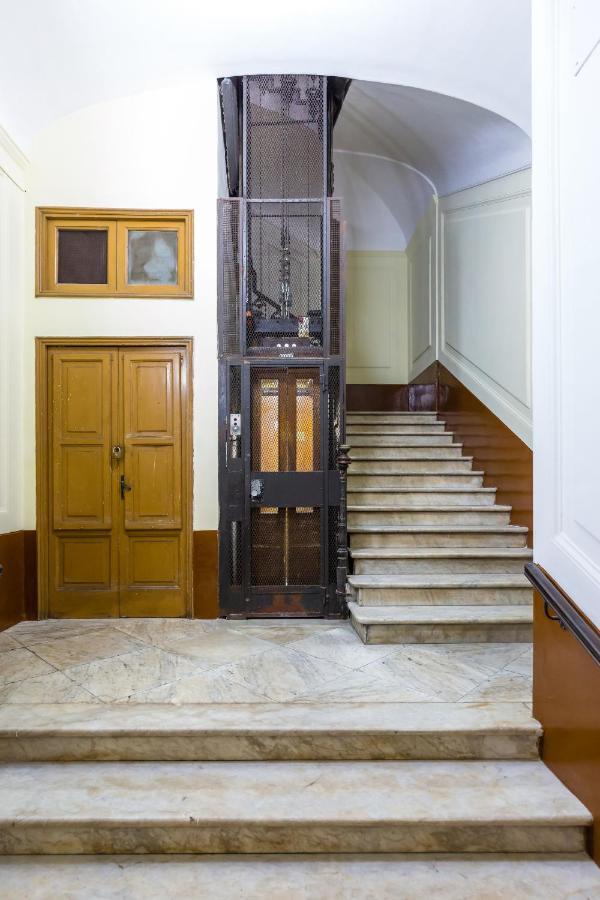 Rettifilo Family Apartment By Wonderful Italy Naples Exterior photo